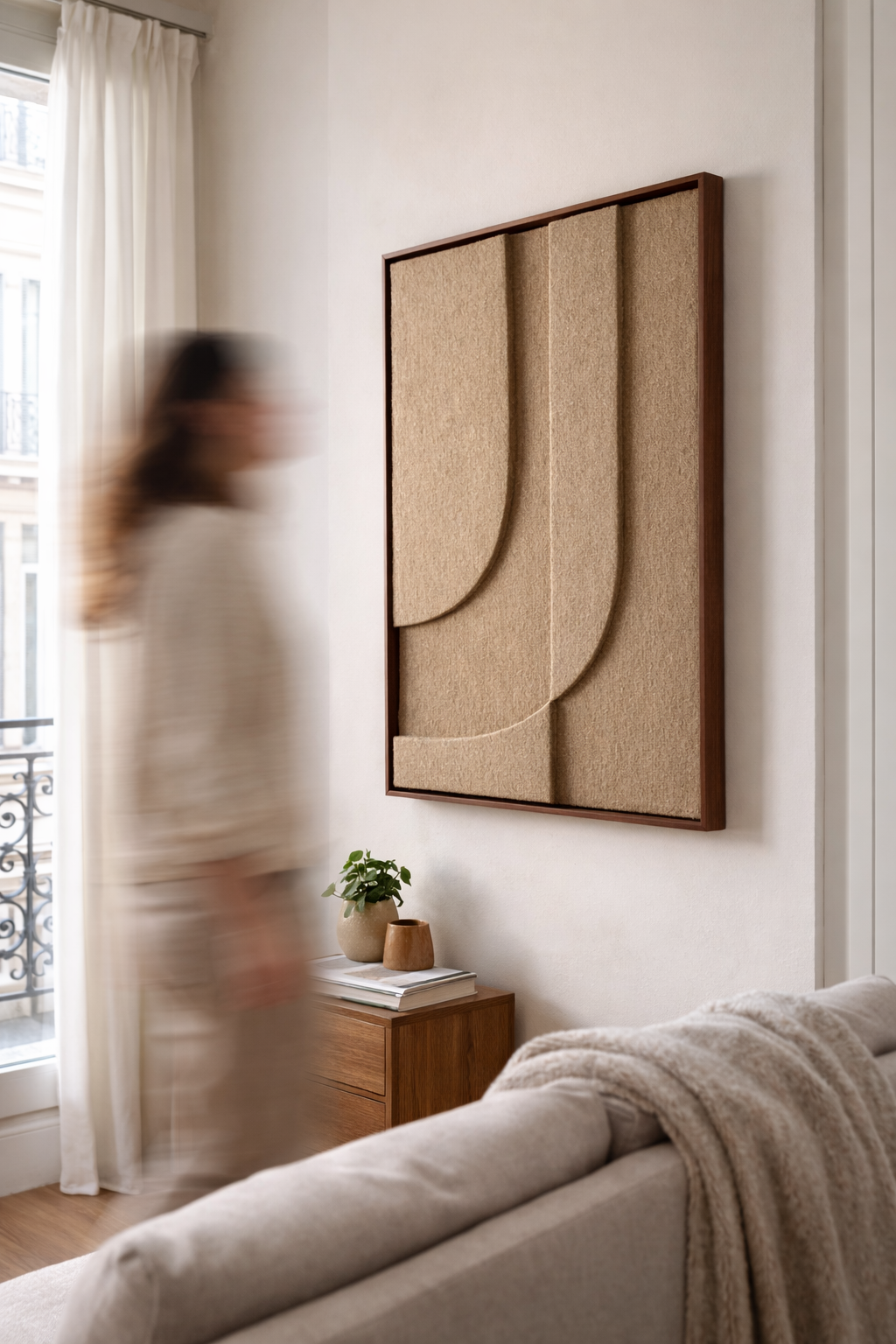Panneau acoustique bas-relief installé dans un salon, résultat final Studio Zitto