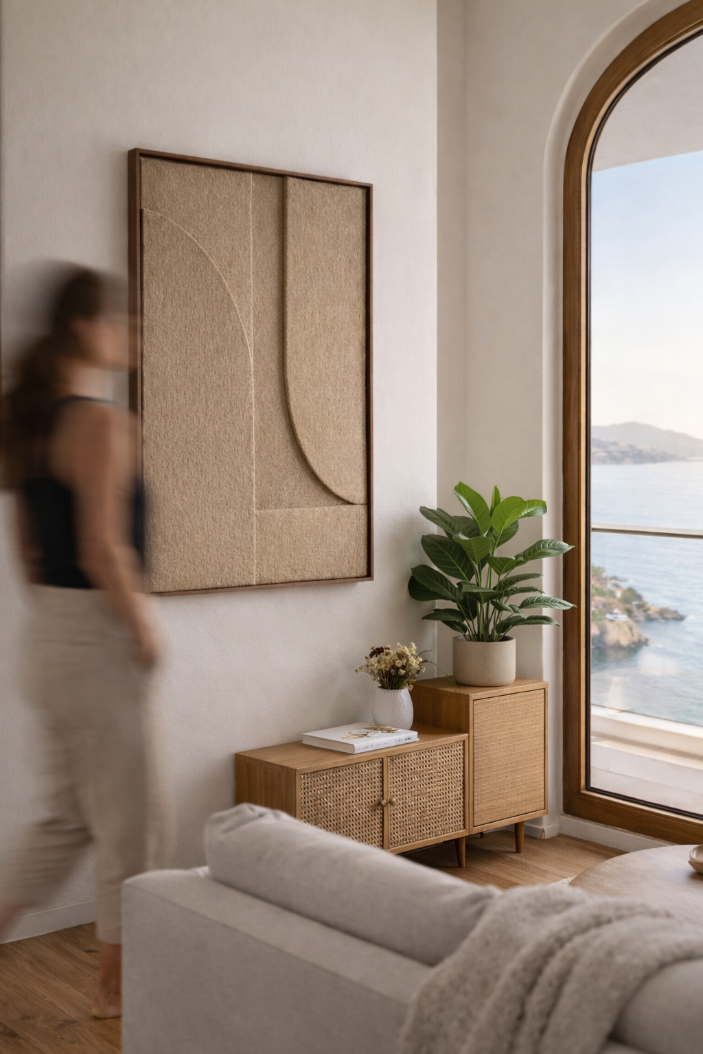 Panneau acoustique bas-relief dans un intérieur méditerranéen avec vue mer