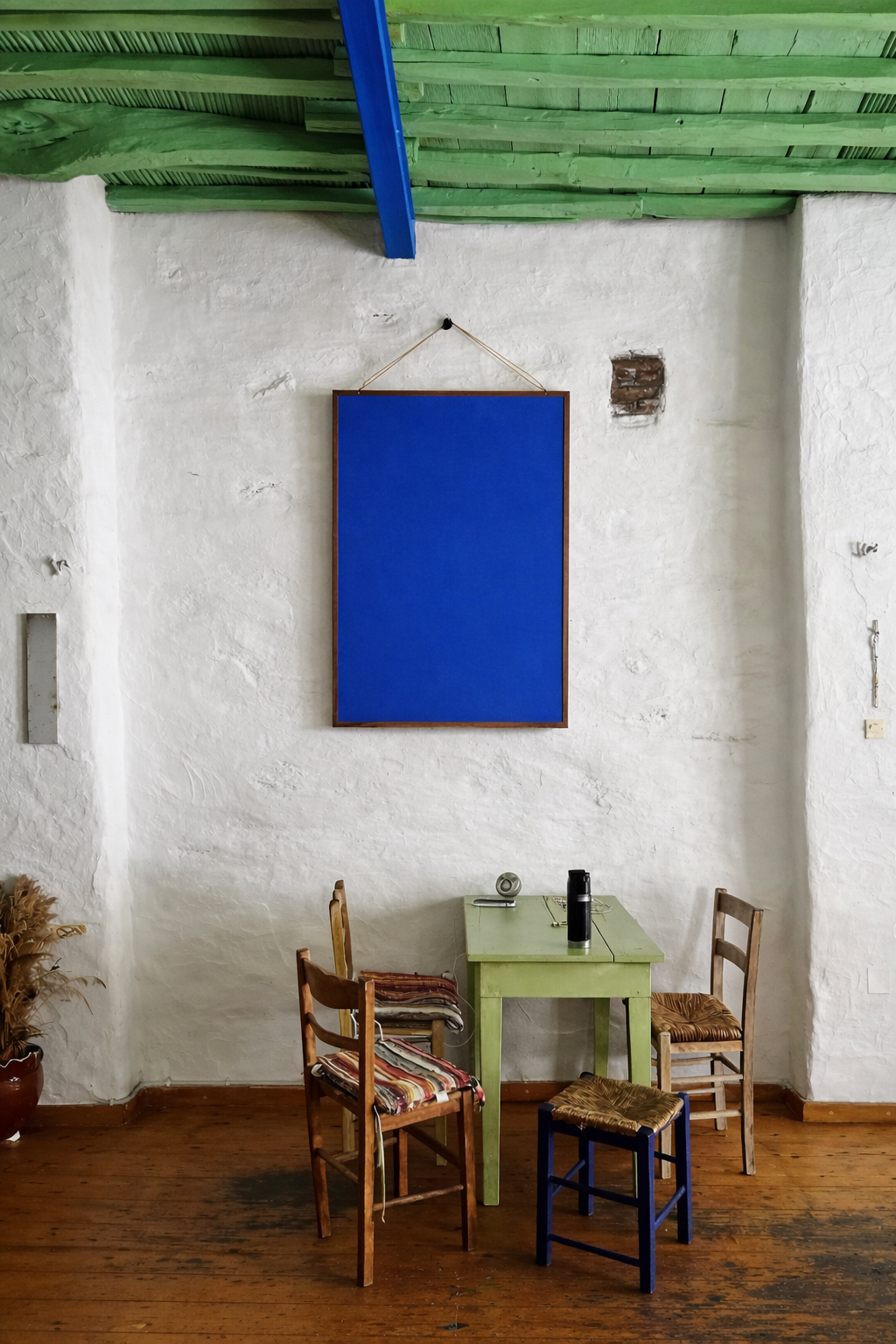 Panneau acoustique bleu Klein dans un bar rustique